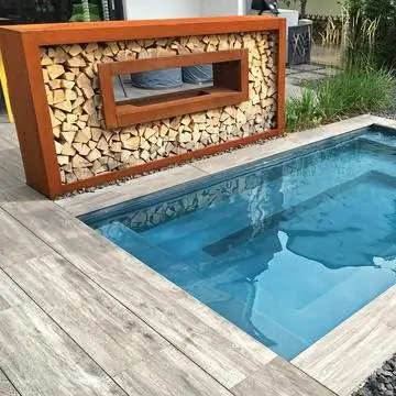 Полка для дров как экран уединения для бассейна