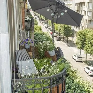 небольшой городской балкон