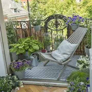 Шезлонг на маленьком городском балконе
