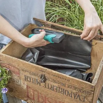 Выстелите деревянную коробку фольгой