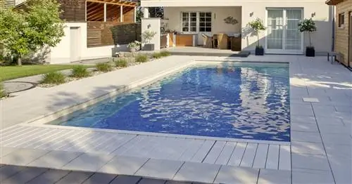 Терраса у бассейна: советы по укладке пола