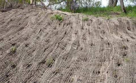 Закрепление склона джутовой сеткой
