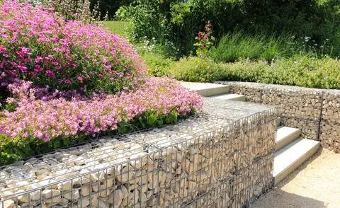 Армирование откосов габионами