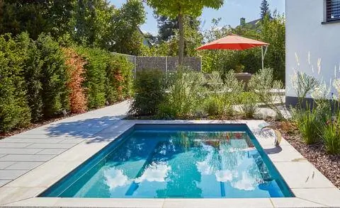 Мини-бассейн в современном саду