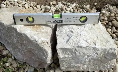 Тяжелые камни для подпорной стены