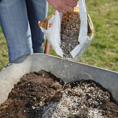 Смесь натуральных удобрений для яблони
