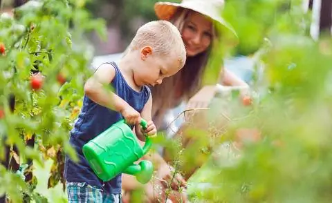 Маленький ребенок с лейкой