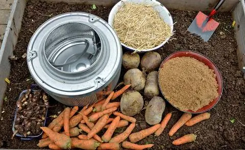 Куча почвы в холодильной камере с барабаном стиральной машины