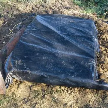 Накройте кучи земли брезентом для защиты от влаги