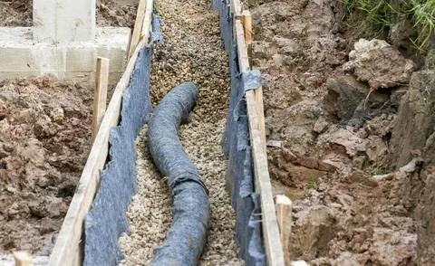 Дренажная труба на слое гравия