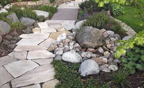 Садовая дорожка из многоугольных панелей