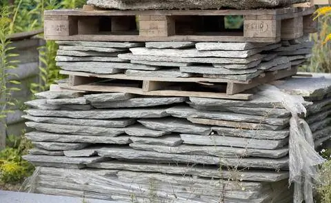 Плиты из натурального камня, уложенные на поддоны