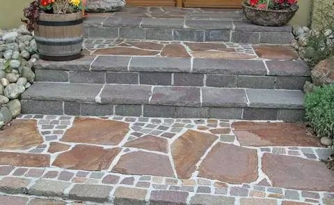 Вход вымощен полигональными плитами