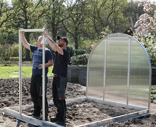 Готовая дверная коробка создается с помощью поперечной скобы.