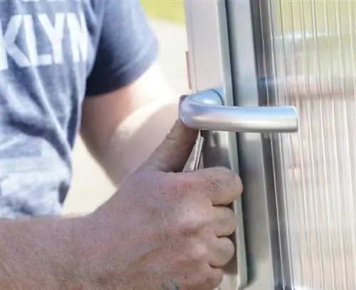 Прикрепите и зафиксируйте дверную ручку