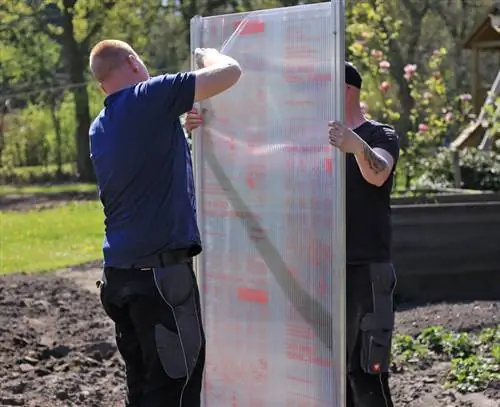 Установите полую пластину камеры сзади