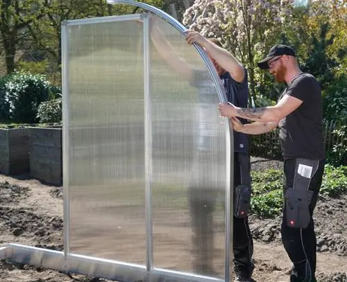 Вставьте боковую полую плиту камеры