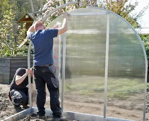 Установите вторую боковую стеновую панель и задний настенный кронштейн.