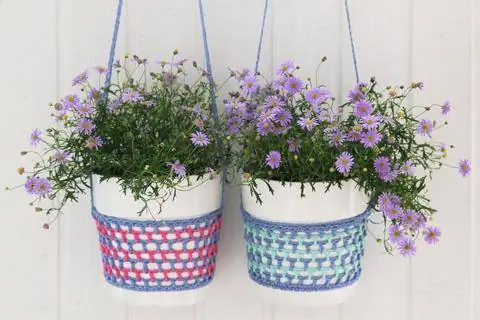 вязаные горшки висят на стене