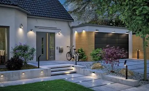 Освещенный передний двор