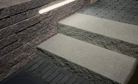 Освещенные ступени лестницы