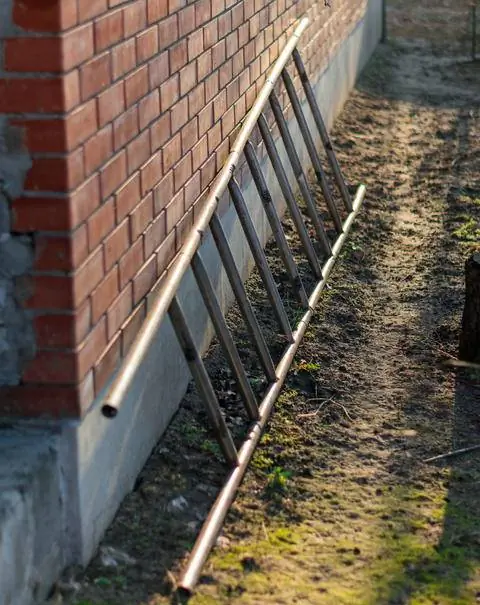 Лестница рядом с домом