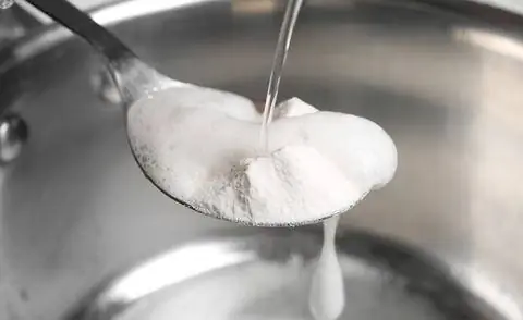 Растворить соду в воде