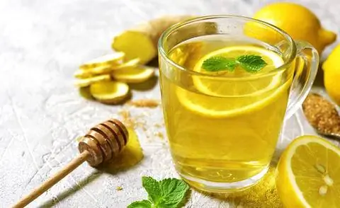 Имбирный чай с медом, мятой и лимоном