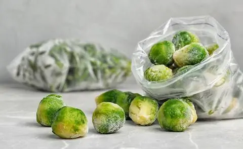 Заморозьте брюссельскую капусту в пакете для заморозки