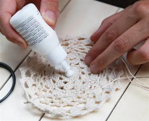 Нанесите клей на вязаные салфетки