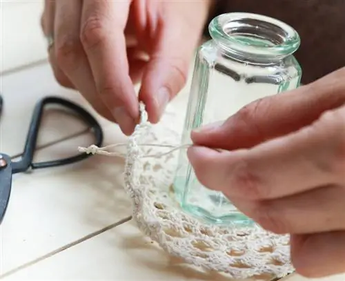 Прикрепите шнуры к вязаной салфетке
