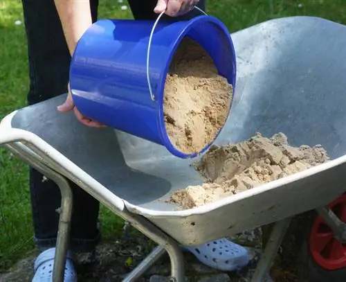 засыпать песком