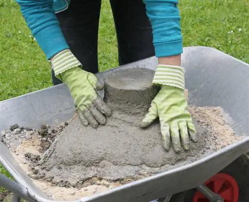 Покройте лист бетоном и оформите основание