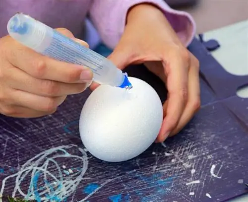 Нанесите жидкий клей на пенопластовое яйцо.