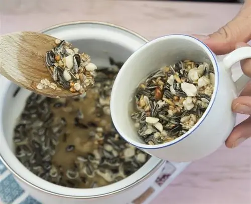 Насыпьте кормовую смесь в чашку