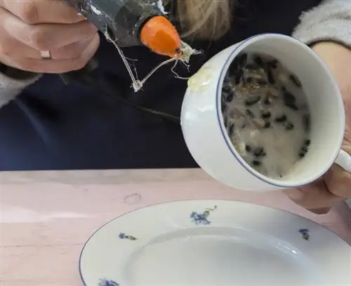 Закрепите чашку на тарелке горячим клеем