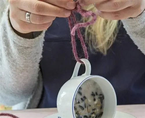 Проденьте джутовый шнур через ручку чашки.