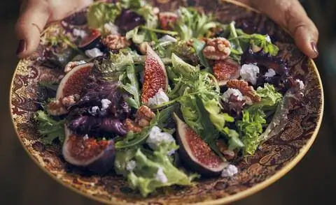 Салат из инжира и рукколы с козьим сыром