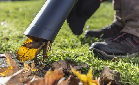 Подметать осенние листья с помощью воздуходувки