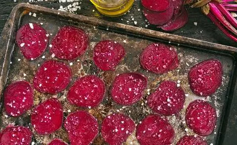 Свекольные чипсы на противне
