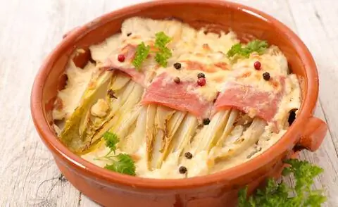 Запеченный цикорий с ветчиной и сливками