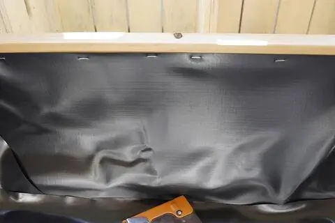 Закрепите вкладыш для пруда в детскую приподнятую кровать.