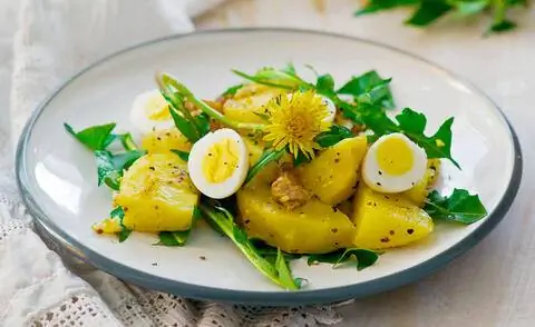Рецепт: Салат из одуванчиков с картофелем.