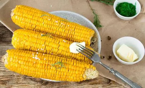 Кукуруза в початках с маслом и зеленью Кукуруза в початках с маслом и зеленью