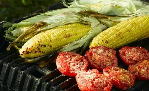 Обжарить кукурузные початки в листе Обжарить кукурузные початки в листе