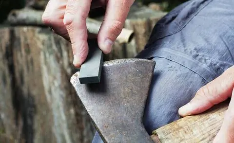 Заточить топор точильным камнем