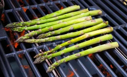 Зеленая спаржа на гриле