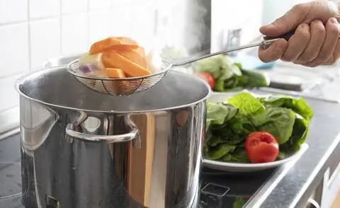 Предварительно отварить сладкий картофель