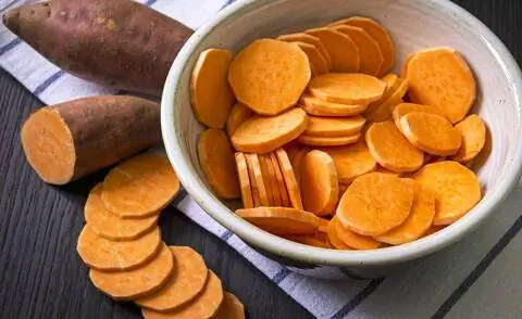 Нарезанный сладкий картофель