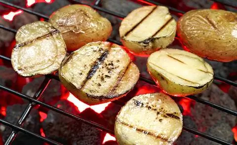 Ломтики картофеля на гриле